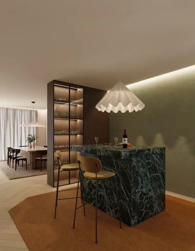 Zona de bar do projeto The Duneview House, com balcão em mármore verde Alpi e estantes em nogueira com garrafeira integrada.