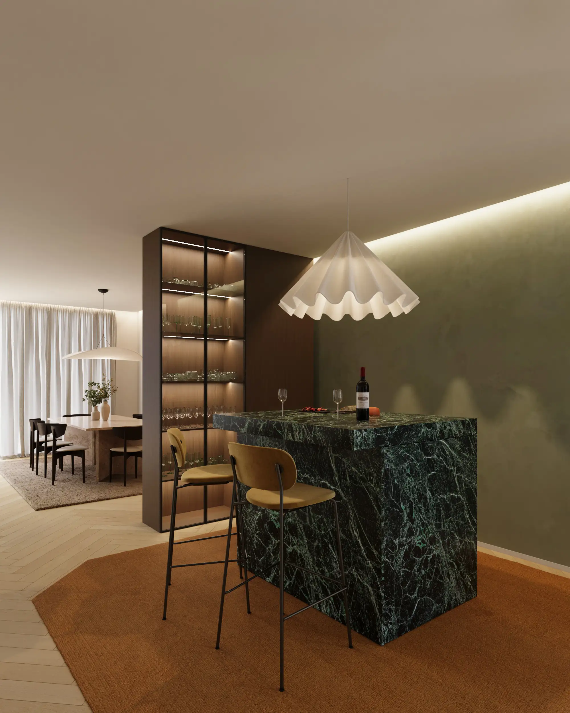 the-duneview-house_bar_casas-com-design Zona de bar do projeto The Duneview House, com balcão em mármore verde Alpi e estantes em nogueira com garrafeira integrada.